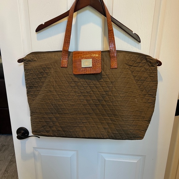 Liz Claiborne Handbags - Vintage Liz Claiborne Quilted Weekender bag with faux croc handles and gold logo